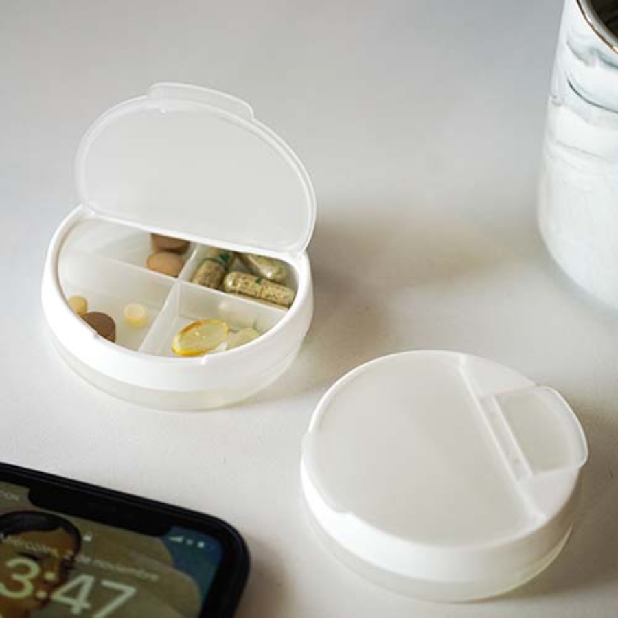 PASTILLERO DE PLÁSTICO CON 4 COMPARTIMENTO  F0351